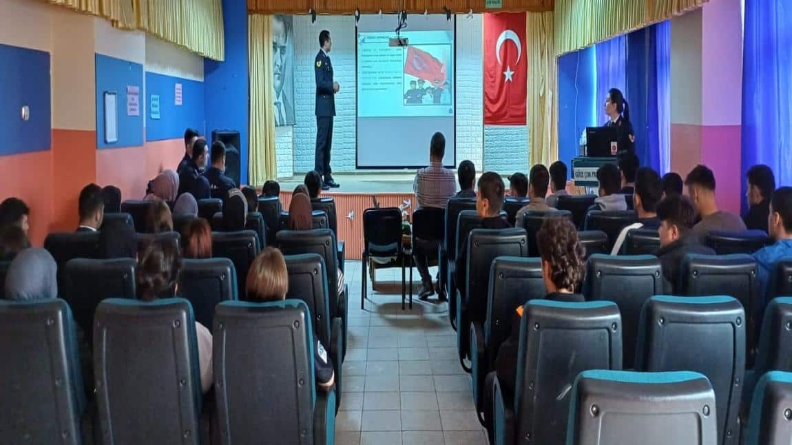 Jandarma ve Sahil Güvenlik Akademisi Tarafından Okulumuz Öğrencilerine Seminer Verildi